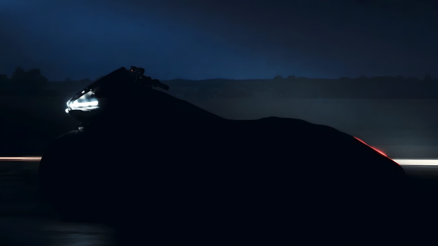 BMW K1600 B Teaser: Neue Bagger-Variante vor Enthüllung am 15. Mai BMW K 1600 B Teaser – Seitenprofil-Silhouette bei Nacht mit weißem LED-Tagfahrlicht und rotem Rücklichtstreifen, dunkelblaue Dämmerung im Hintergrund