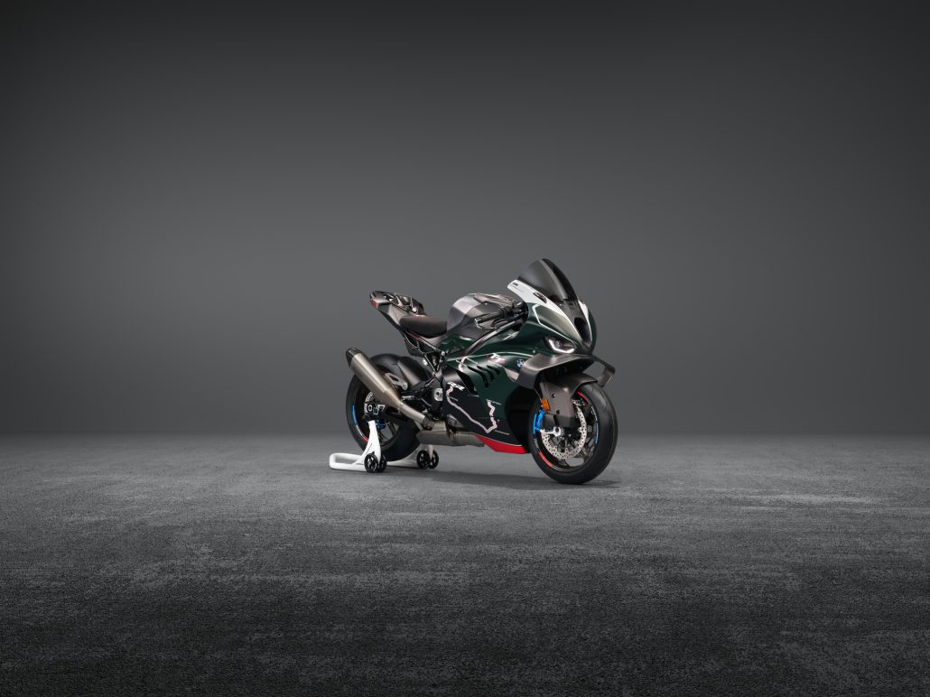 BMW M 1000 RR Limited Edition Isle of Man TT: 115 Units for the 115th Anniversary 1 BMW M 1000 RR Limited Edition Isle of Man TT 2026 – Frontansicht schräg rechts in British Racing Green Uni Matt mit TT-Kurven-Grafiken und Aluminium-Tank in Satin Chrom, Studio mit grauem Hintergrund