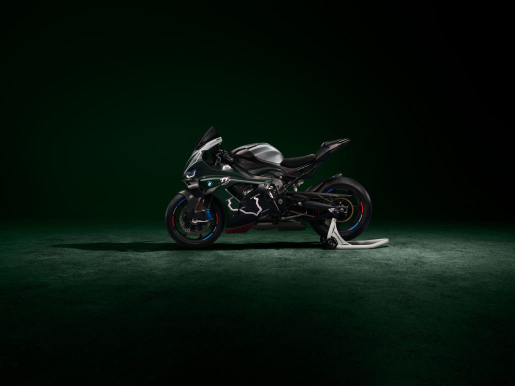 BMW M 1000 RR Limited Edition Isle of Man TT: 115 Units for the 115th Anniversary 3 BMW M 1000 RR Limited Edition Isle of Man TT 2026 – Rechte Seitenansicht in British Racing Green Uni Matt mit Rechtskurven-Grafiken des TT Mountain Course, Aluminium-Tank in Satin Chrom und schwarzer Schwinge, dunkles Studio mit grünem Spotlight