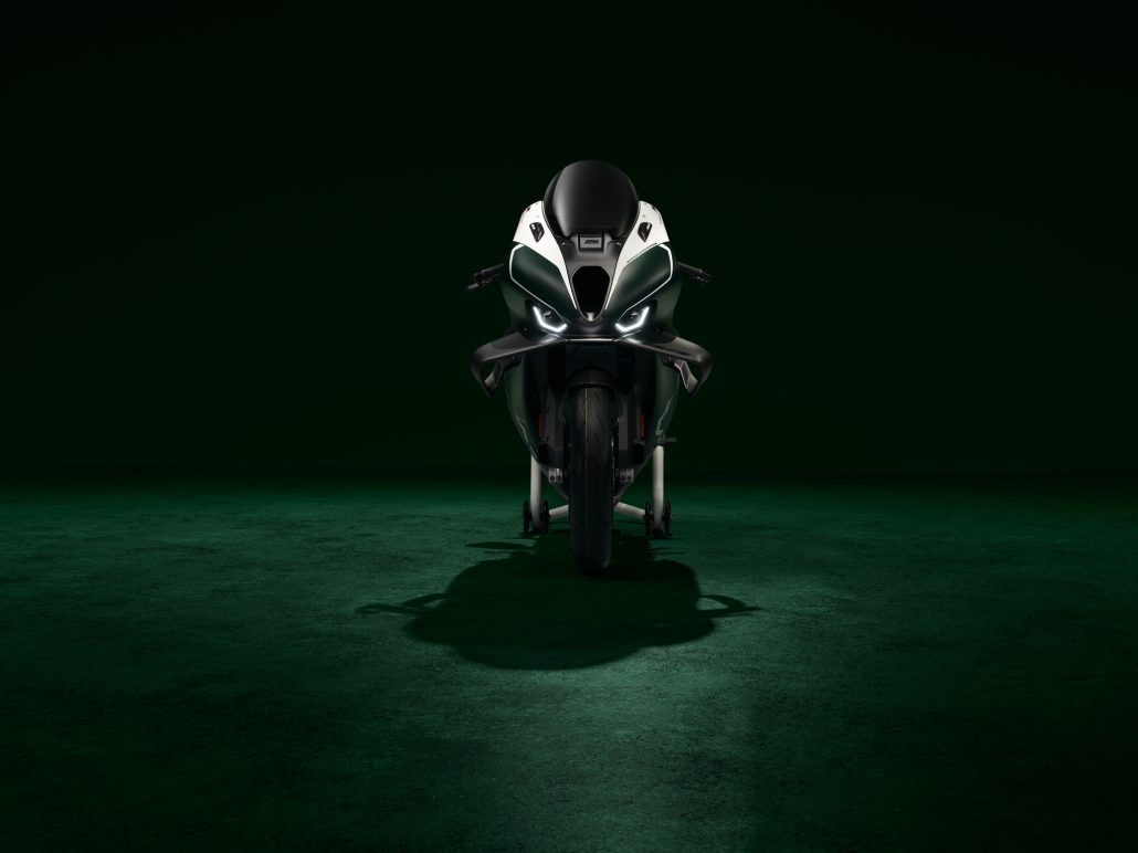 BMW M 1000 RR Limited Edition Isle of Man TT: 115 Units for the 115th Anniversary 4 BMW M 1000 RR Limited Edition Isle of Man TT 2026 – Frontansicht mit LED-Scheinwerfer, M Logo auf Windschild, Carbon-Winglets und British Racing Green Uni Matt Lackierung, dunkles Studio mit grünem Spotlight