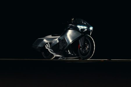 BMW Motorrad Vision K18 – rechte Seitenansicht bei Nacht mit sichtbarem Reihen-Sechszylinder und Auspuffkrümmer