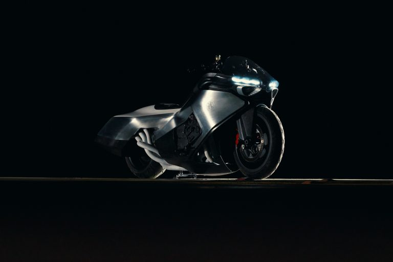 BMW Motorrad Vision K18 – rechte Seitenansicht bei Nacht mit sichtbarem Reihen-Sechszylinder und Auspuffkrümmer