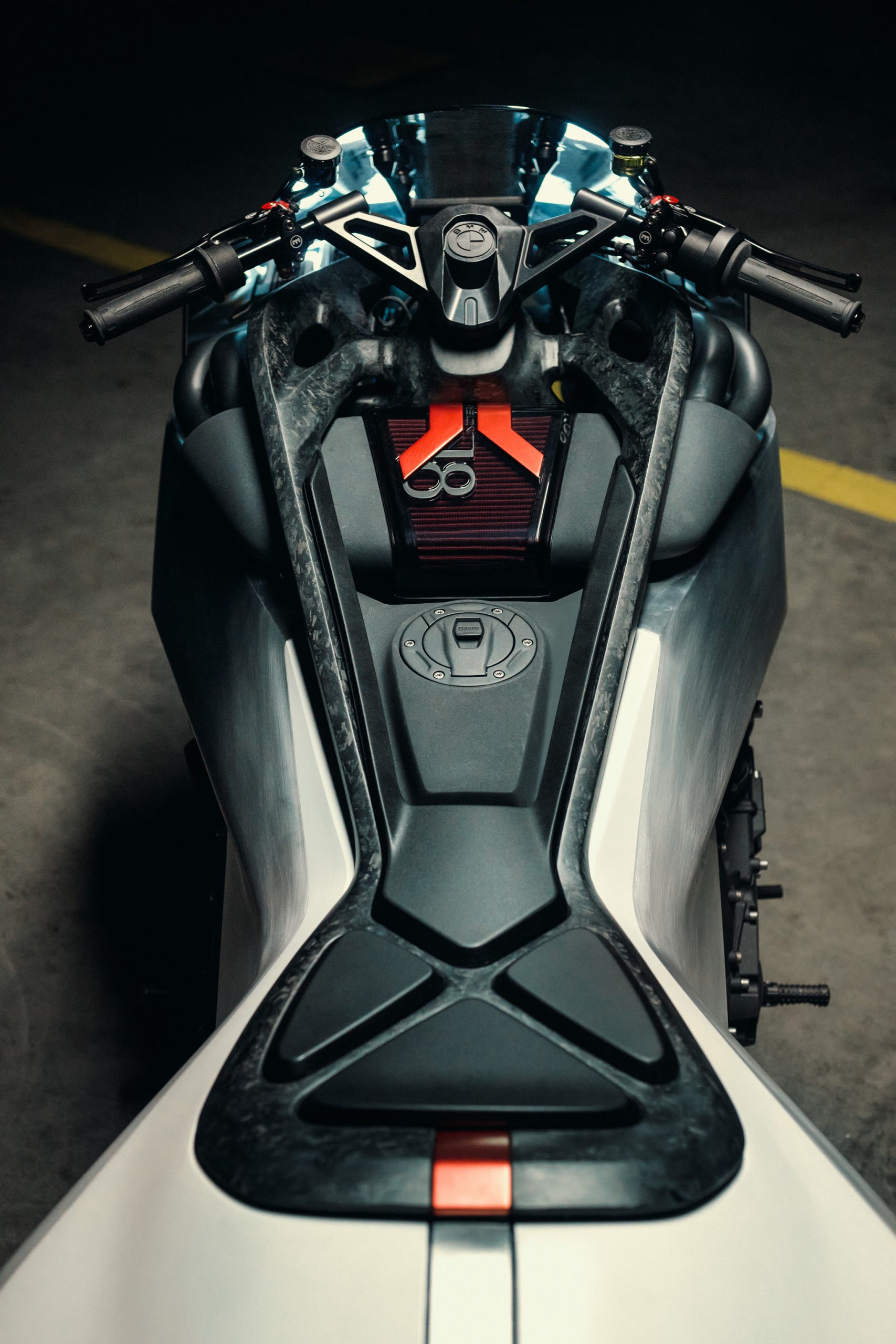 BMW Motorrad Vision K18 – cockpit top view with forged carbon seat, Vision K18 emblem and Magura handlebar control