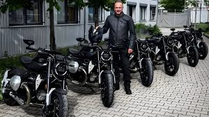 BMW-Motorrad-Chef Markus Flasch posiert mit sechs mattschwarzen BMW R20 Testexemplaren auf dem BMW-Werksgelände in München