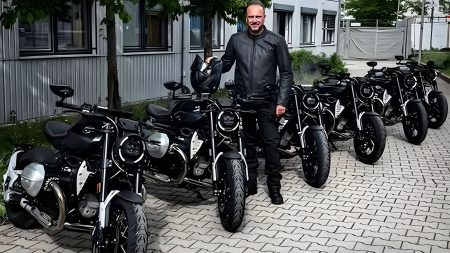 BMW-Motorrad-Chef Markus Flasch posiert mit sechs mattschwarzen BMW R20 Testexemplaren auf dem BMW-Werksgelände in München