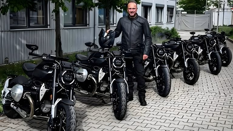 BMW-Motorrad-Chef Markus Flasch posiert mit sechs mattschwarzen BMW R20 Testexemplaren auf dem BMW-Werksgelände in München
