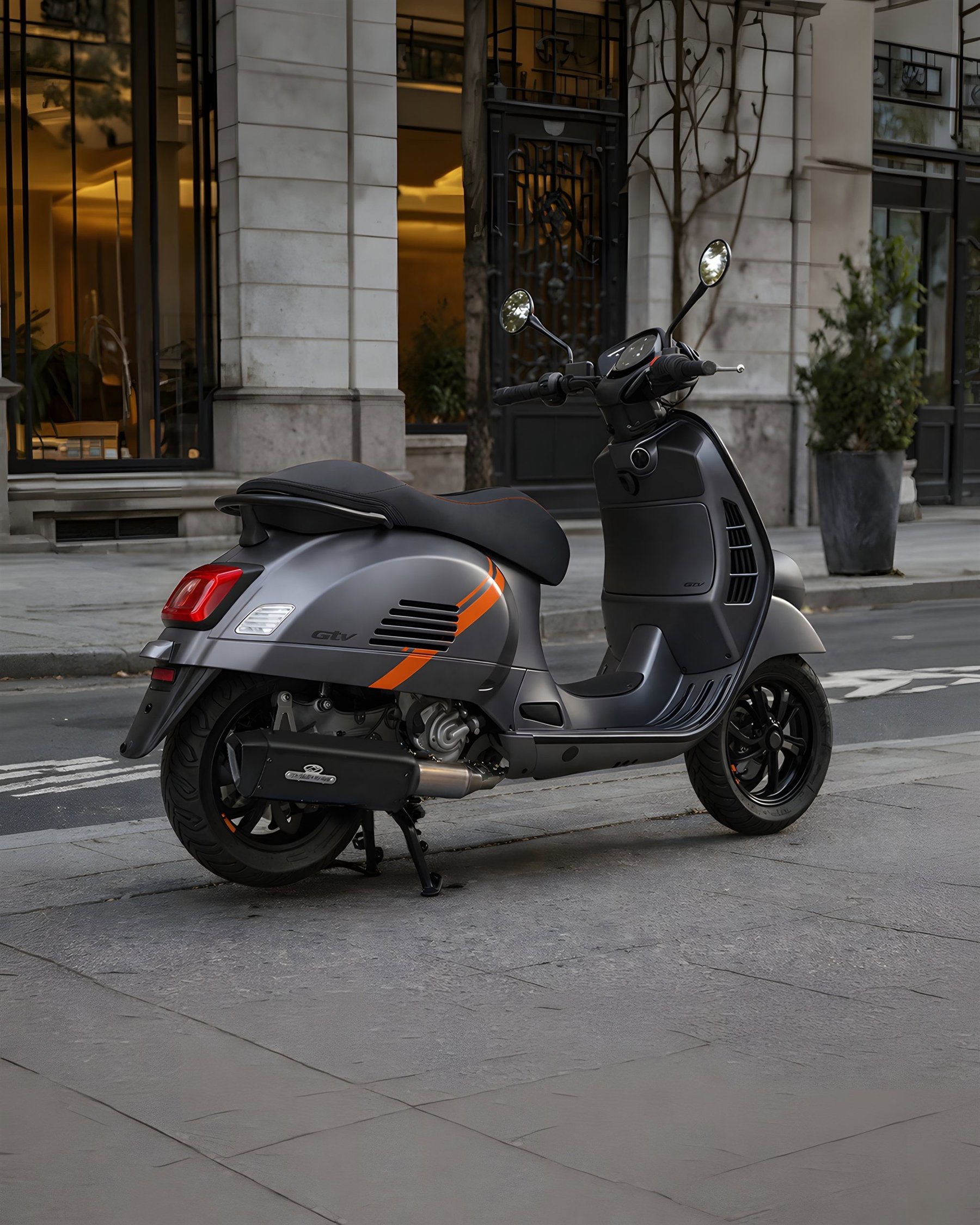 Italy Suspends Motorcycle Tax in 2027: Who Benefits and Who Does Not 1 Vespa GTV 310 Supersport in Grau Matt mit orangefarbenen Akzenten – Seitenansicht in urbaner Straßenszene