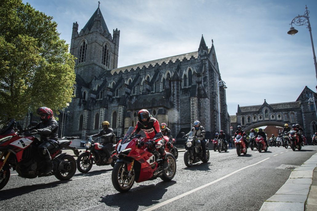 Ducati #WeRideAsOne 2026 – Ducati-Parade vor der Christ Church Cathedral in Dublin, Irland