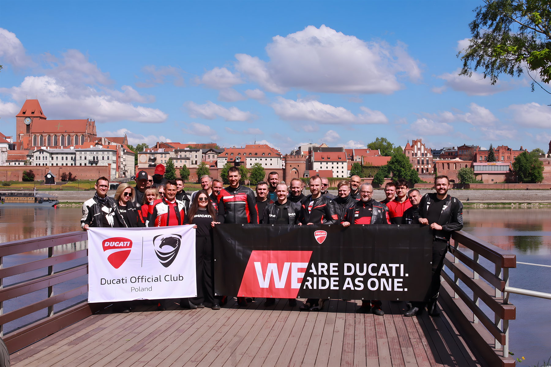 Ducati #WeRideAsOne 2026 – Ducati Official Club Poland Gruppenfoto auf Holzbrücke vor der Altstadt von Toruń an der Weichsel