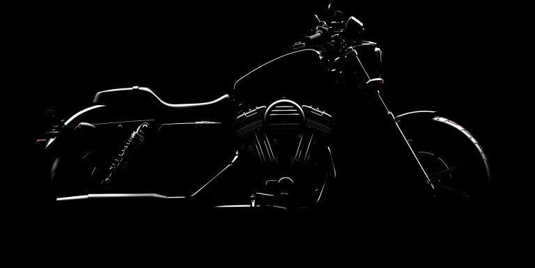 Harley-Davidson Back to the Bricks 2026 – Silhouette-Zeichnung der neuen 883 Sportster mit klassischem Cruiser-Design