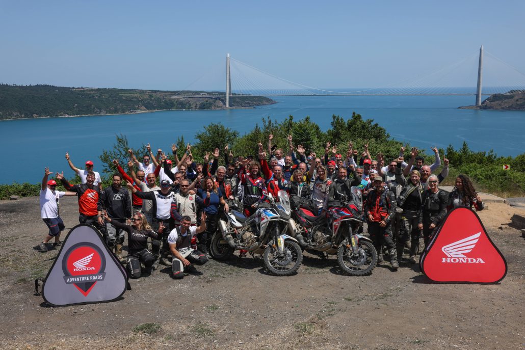 Honda Adventure Roads – Gruppenaufnahme der Teilnehmer mit Honda Africa Twin Motorrädern vor Bosporusbrücke in Istanbul