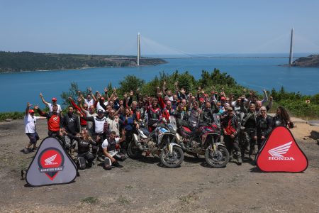 Honda Adventure Roads – Gruppenaufnahme der Teilnehmer mit Honda Africa Twin Motorrädern vor Bosporusbrücke in Istanbul