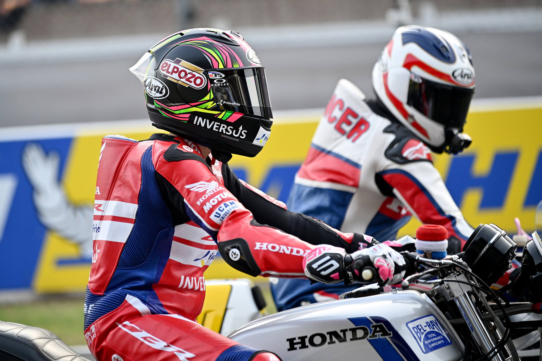 Honda CB1000F: Freddie Spencer und historische Rennmaschinen begleiten das neue Naked Bike 2 Honda CB1000F 2026 – Ana Carrasco im roten Honda-ElPozo-Rennanzug auf der Honda NSR500 vor der Demofahrt in Le Mans