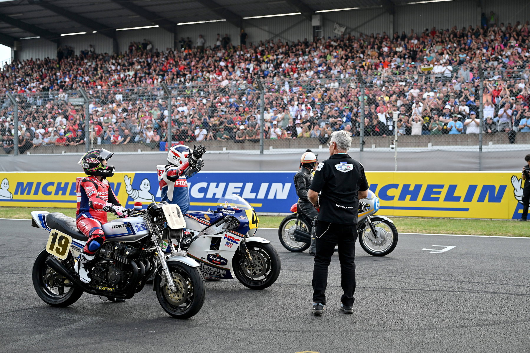 Honda CB1000F: Freddie Spencer und historische Rennmaschinen begleiten das neue Naked Bike 1 Honda CB1000F 2026 – Drei historische Honda-Rennmaschinen auf dem Startgitter in Le Mans: CB750F Superbike, NSR500 und RC174 Replika