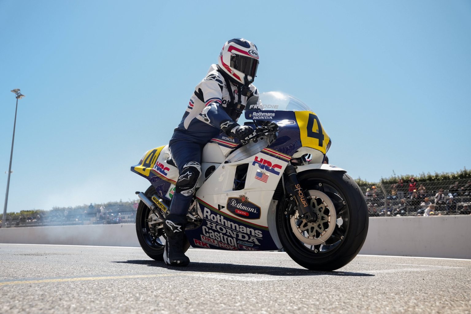 Honda CB1000F: Freddie Spencer und historische Rennmaschinen begleiten das neue Naked Bike Honda CB1000F 2026 – Freddie Spencer auf der Honda NSR500 Rothmans in Le Castellet, Seitenansicht bei blauem Himmel