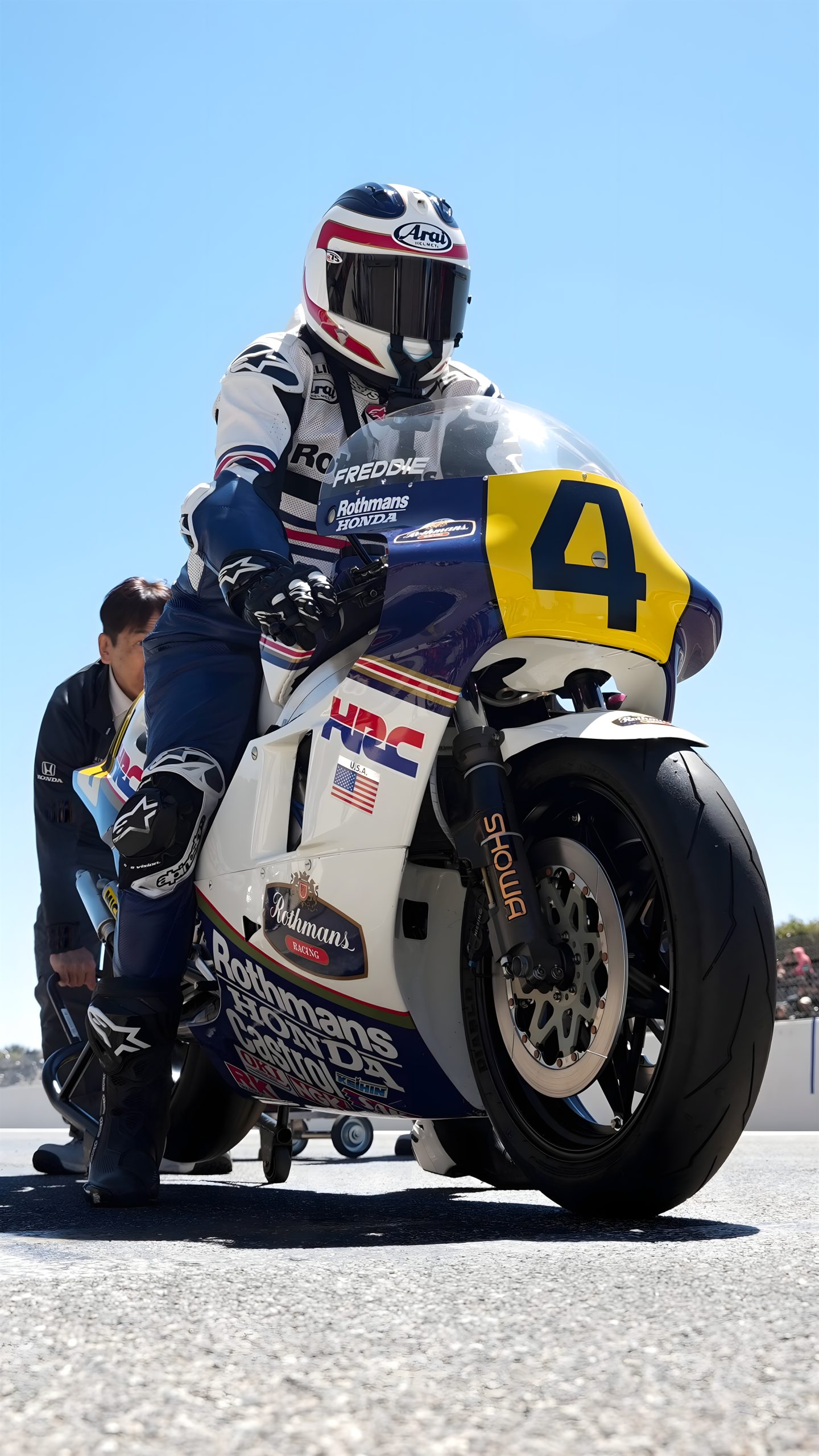 Honda CB1000F 2026 – Honda NSR500 Rothmans Startnummer 4 in Le Castellet, Frontansicht mit Freddie Spencer im Sattel und Honda-Techniker