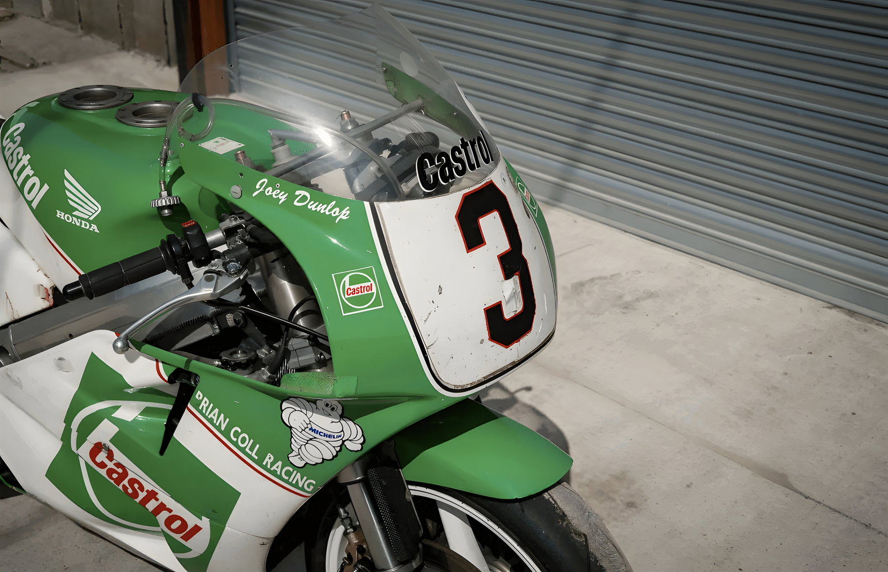Honda VFR750R RC30 von Joey Dunlop – Frontansicht schräg von rechts mit Castrol-Logos, Startnummer 3 und Joey-Dunlop-Schriftzug auf der Verkleidung