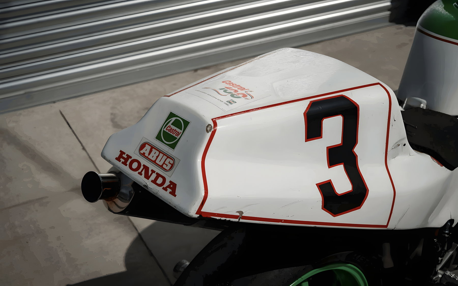 Honda VFR750R RC30 von Joey Dunlop – Heckansicht von oben mit Startnummer 3 auf dem Sitzhöcker und Honda-Schriftzug auf weißer Verkleidung