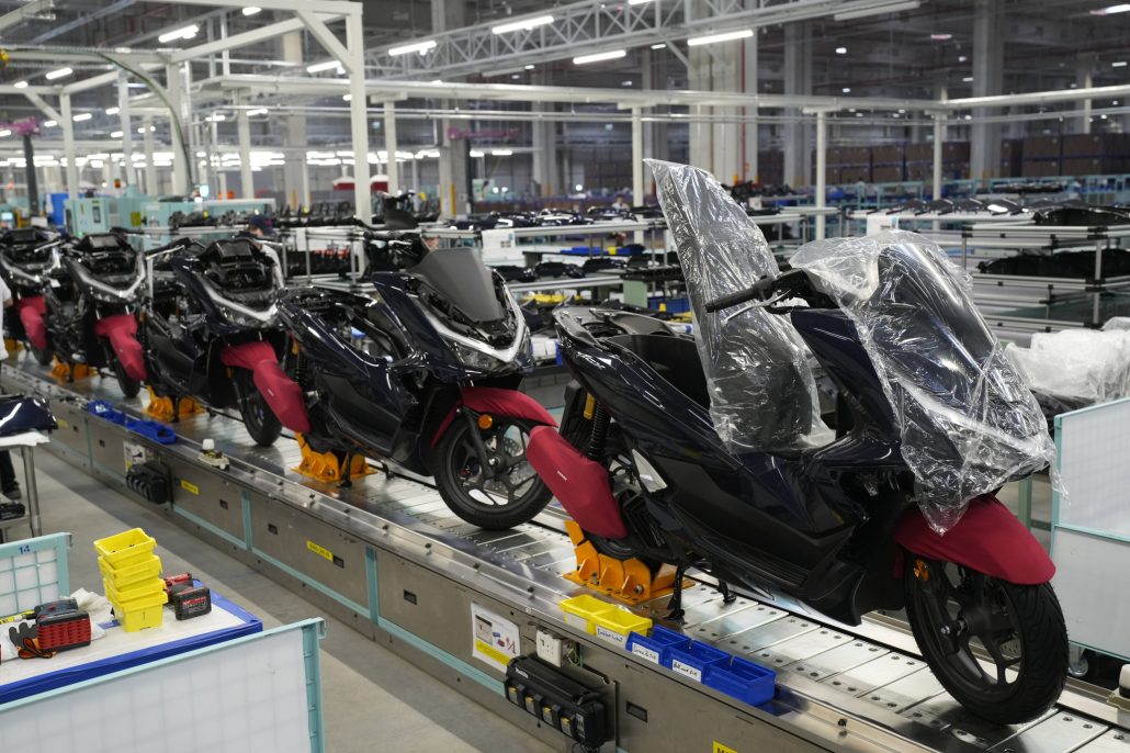 Honda Motorradwerk Türkei 2026 – Mehrere Honda PCX Roller in Dunkelblau auf dem Fließband mit Schutzfolie in der Produktionshalle Aliağa