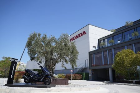 Honda Motorradwerk Türkei 2026 – Außenansicht des neuen Werksgebäudes in Aliağa mit Honda-Schriftzug und dunkelblauer PCX auf Podest