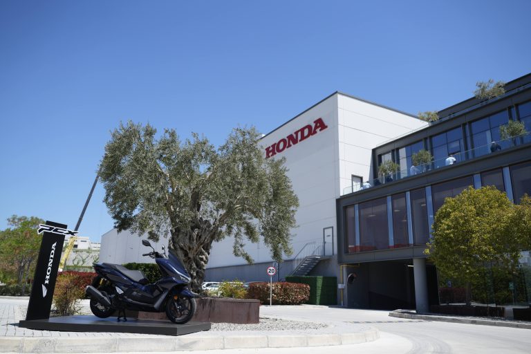 Honda eröffnet 38. Motorradwerk: Neues Produktionswerk in der Türkei soll bis zu 200.000 Einheiten pro Jahr liefern Honda Motorradwerk Türkei 2026 – Außenansicht des neuen Werksgebäudes in Aliağa mit Honda-Schriftzug und dunkelblauer PCX auf Podest