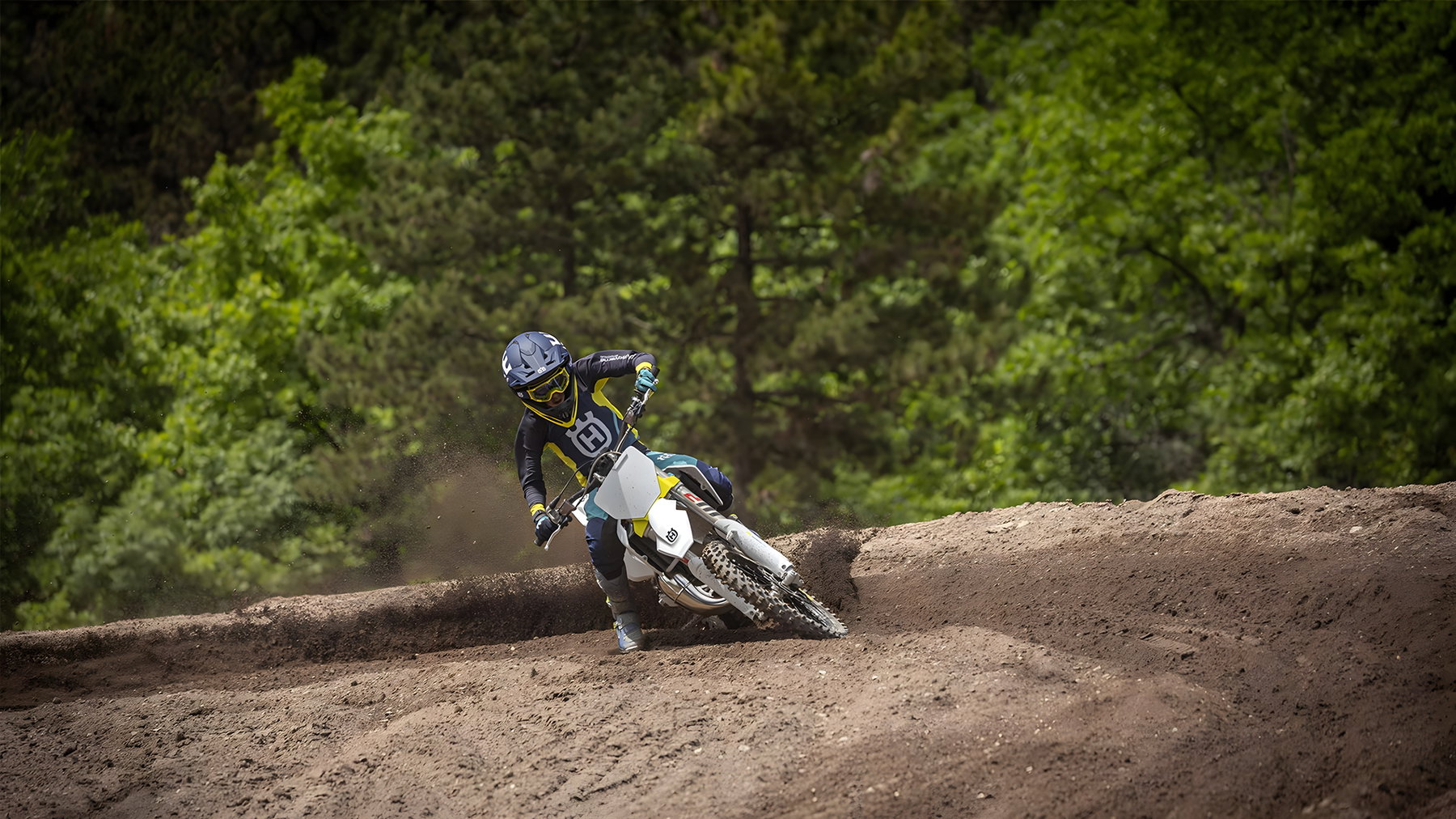 Husqvarna TC 85 2027 Fahrer in Kurve auf Motocross-Strecke