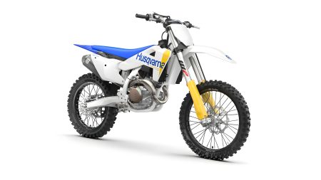 Husqvarna FC 450 2027 – Dreiviertelansicht von vorne im Studio, Viertakt-Motocross-Flaggschiff mit Einzylinder, hochauflösendes Pressebild mit WP Gabel und Dunlop Reifen