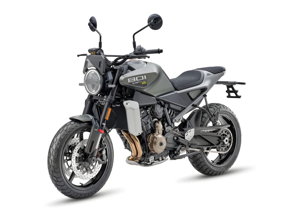 Husqvarna Svartpilen 801 SE 2027 – Studioaufnahme schräg von vorne links mit Blick auf Rundscheinwerfer, Tank in mattem Graugrün und schwarzem Gitterrohrrahmen