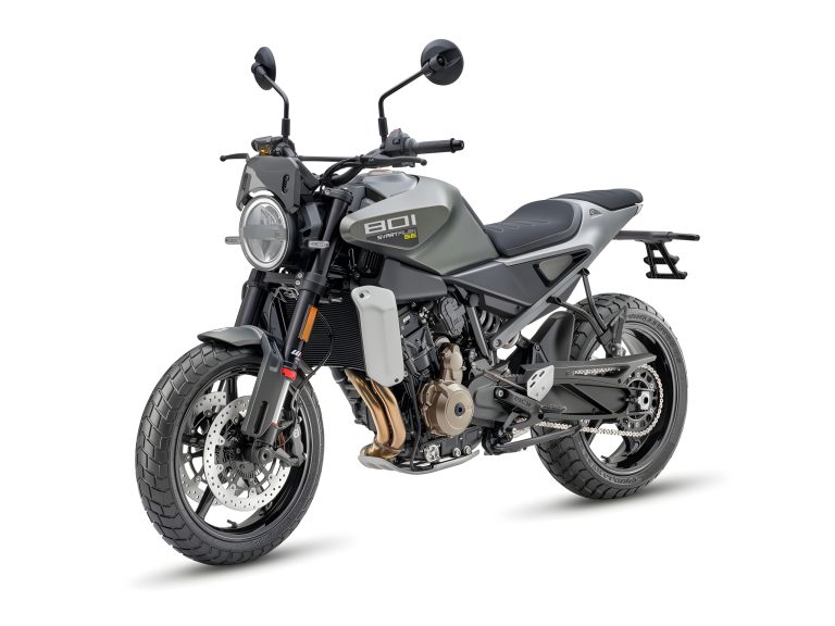 Husqvarna Svartpilen 801 SE 2027 – Studioaufnahme schräg von vorne links mit Blick auf Rundscheinwerfer, Tank in mattem Graugrün und schwarzem Gitterrohrrahmen