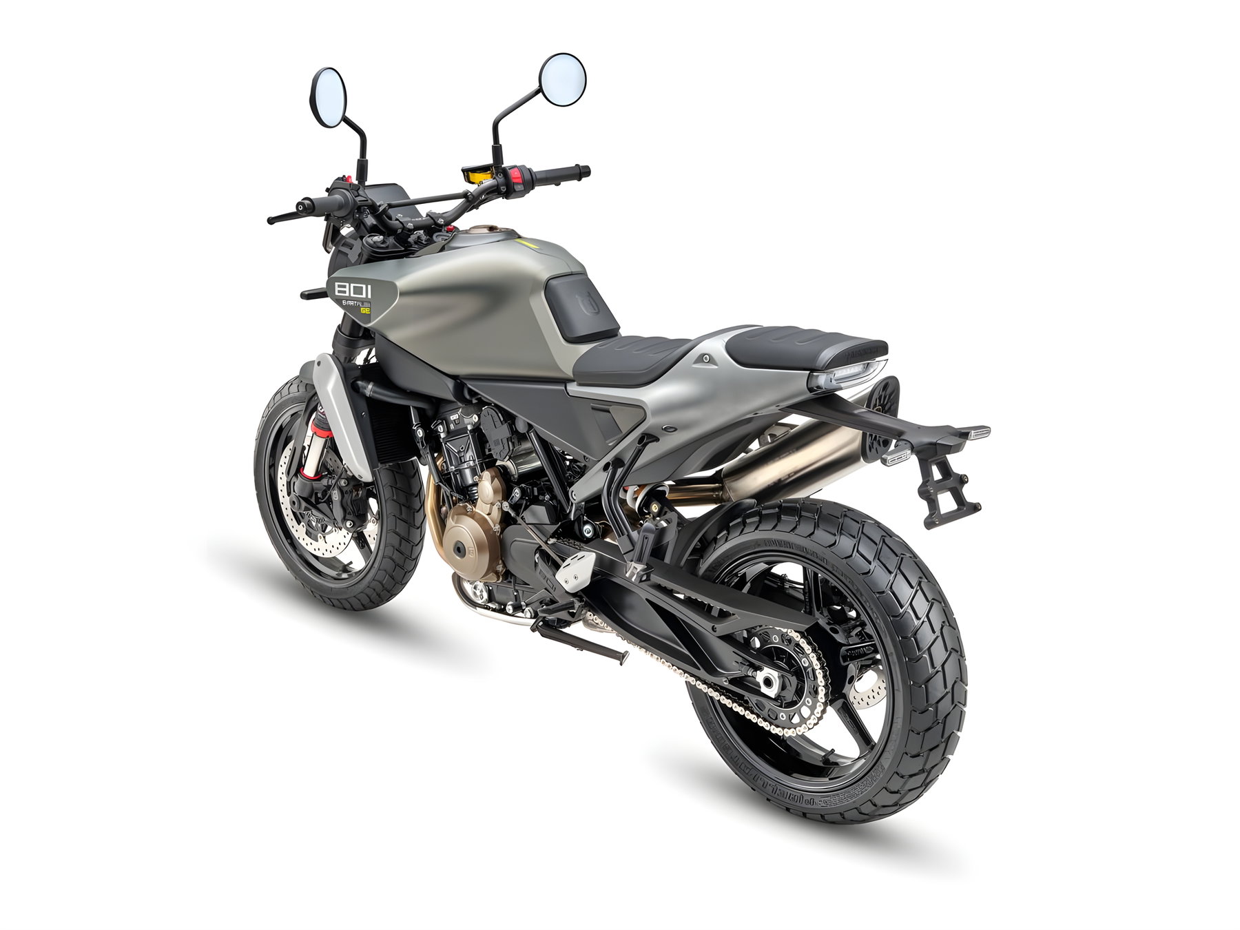 Husqvarna Svartpilen 801 SE 2027 – Studioaufnahme schräg von hinten links mit Blick auf Heck, LED-Rücklicht, Kette und grobstollige Reifen