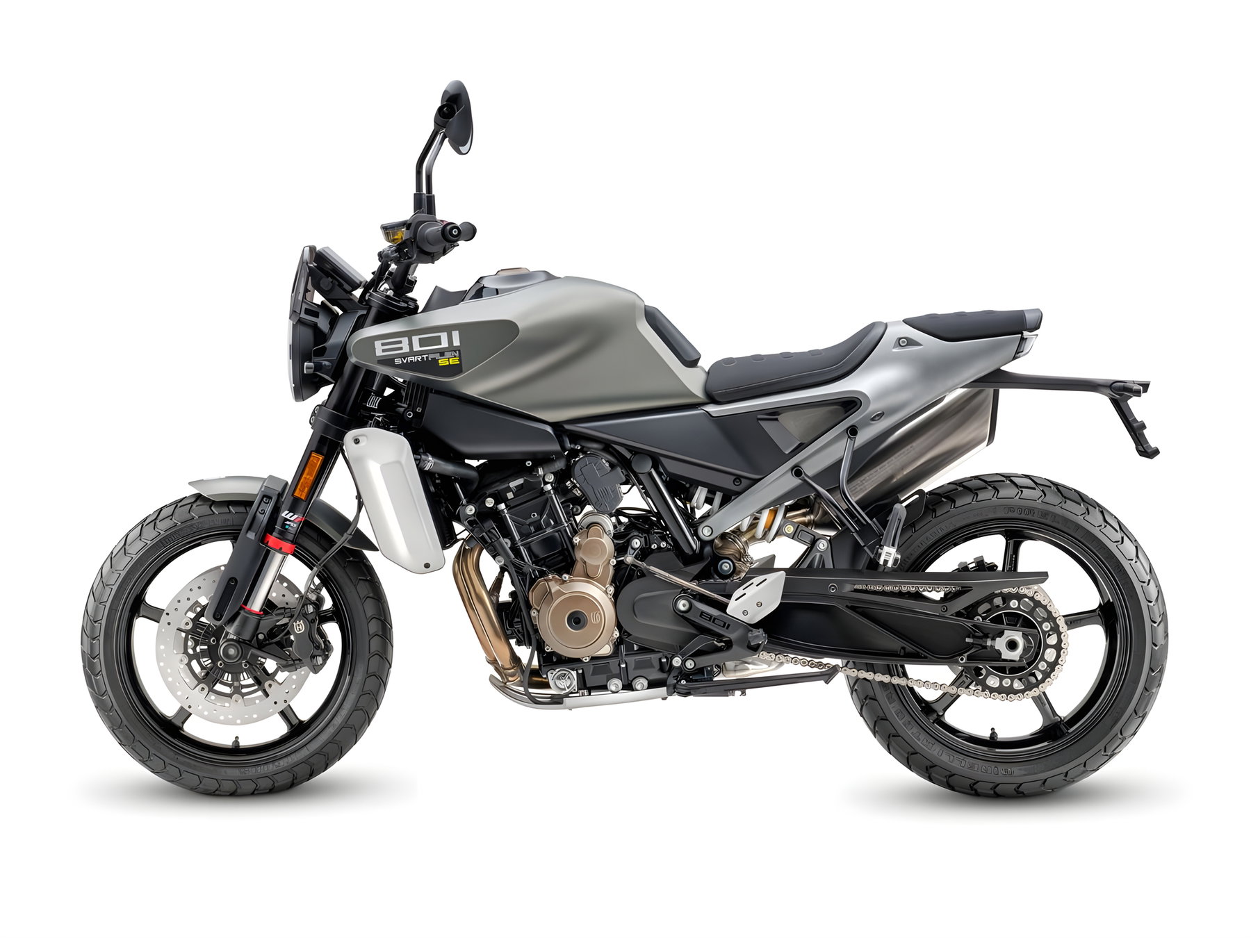 Husqvarna Svartpilen 801 SE 2027 – Seitenansicht links im Studio mit komplettem Profil, WP-USD-Gabel und Paralleltwin-Motor