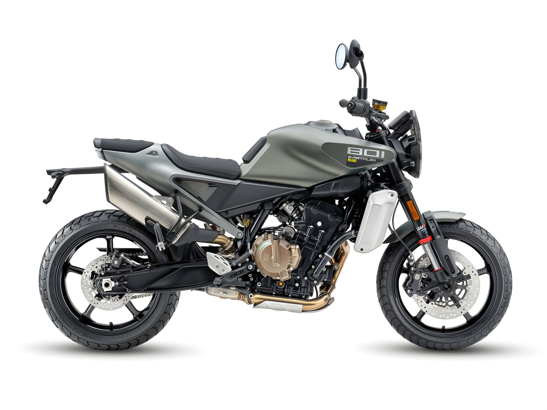 Husqvarna Svartpilen 801 SE 2027 – Seitenansicht rechts im Studio mit Blick auf Auspuffanlage, Kühler und Bremsscheibe vorne