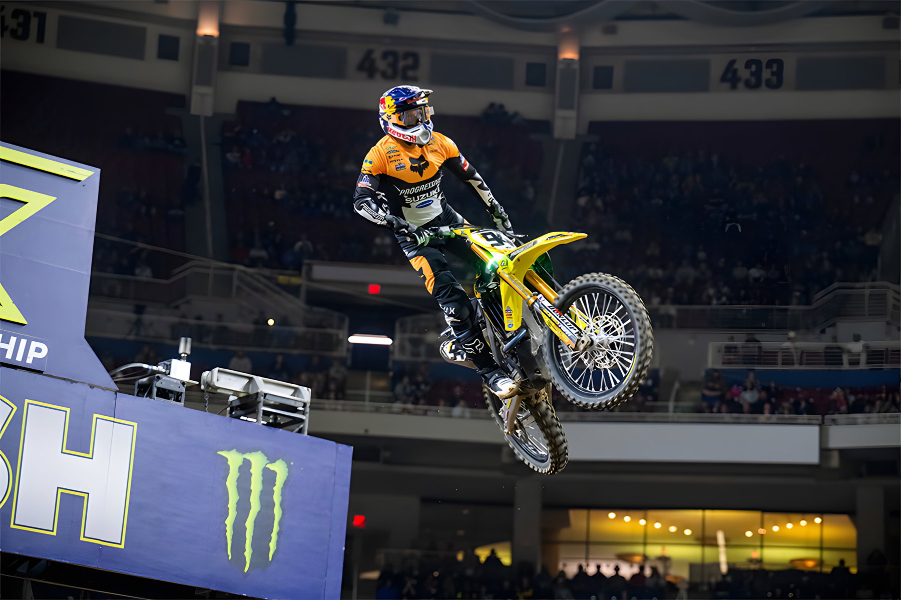 Ken Roczen Supercross-Meister 2026: Comeback, Rekorde und Titelkampf 1 Ken Roczen springt mit seiner gelben Suzuki RM-Z450 über einen Hindernis-Sprung in einer gefüllten Supercross-Arena bei der Monster Energy AMA Supercross Championship 2026