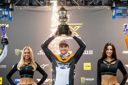Ken Roczen Supercross-Meister 2026: Comeback, Rekorde und Titelkampf Ken Roczen hält den AMA Supercross Championship Pokal 2026 auf dem Podium in die Höhe, im Progressive Insurance Suzuki Teamtrikot mit Red Bull Kappe und Feuerwerk im Hintergrund