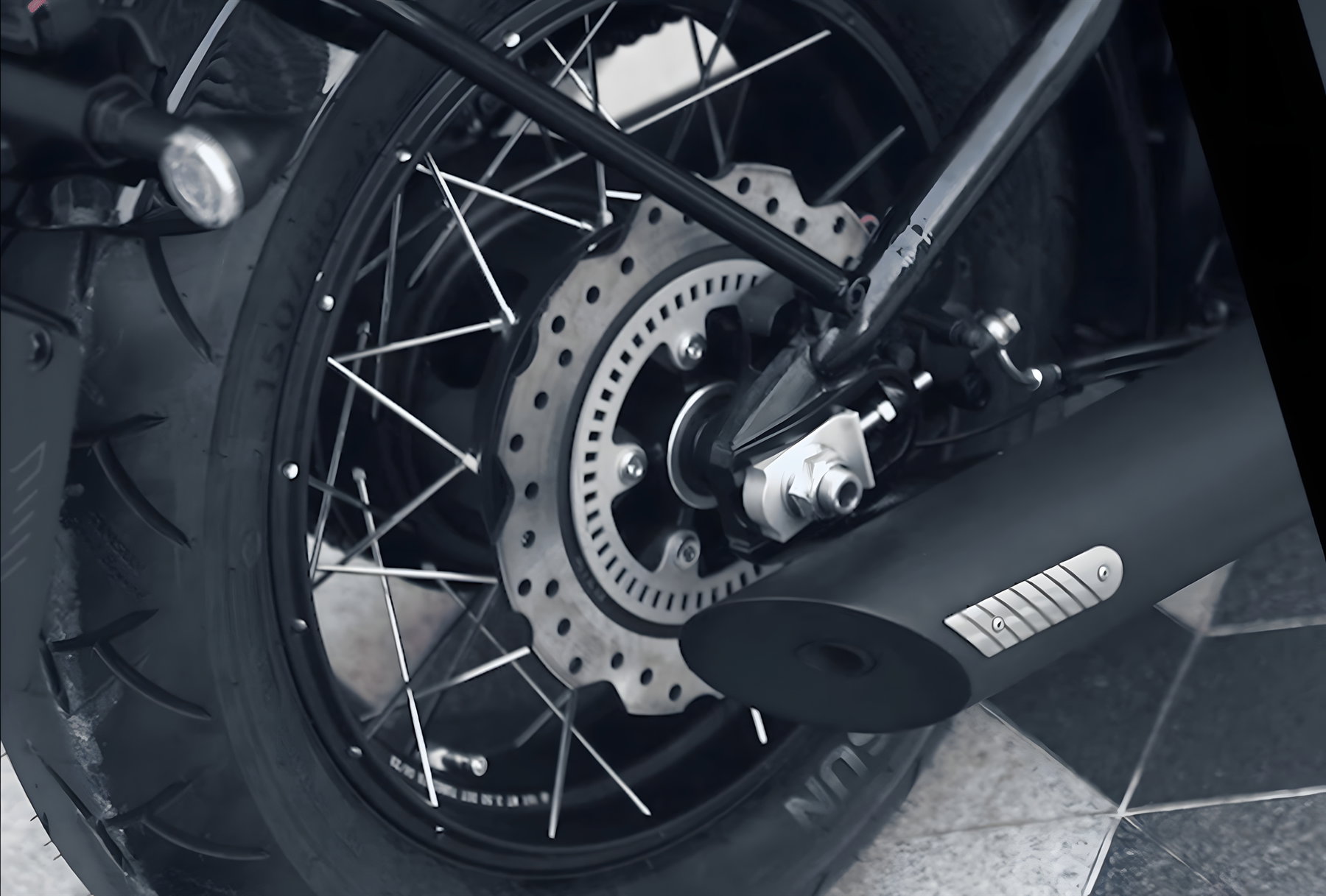 Letbe Punk 500: Chinesischer Bobber fordert die A2-Klasse ab 6.100 Euro heraus 2 Letbe Punk 500 2026 -- Detailansicht 500-cm3-Reihenzweizylinder-Motor mit Kuehlerabdeckung und Letbe-Schriftzug am Kuehlergitter