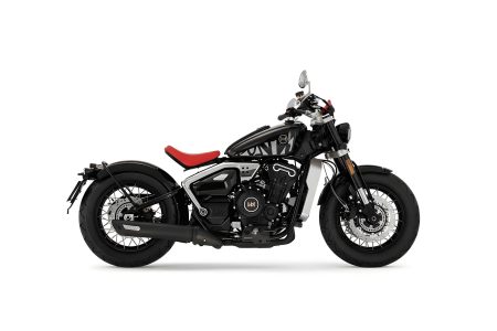 Letbe Punk 500 2026 – Seitenansicht von rechts in Steel Shadow Black mit rotem Solo-Sattel, Doppelauspuff und Kreuzspeichenrädern vor weißem Hintergrund, Freisteller
