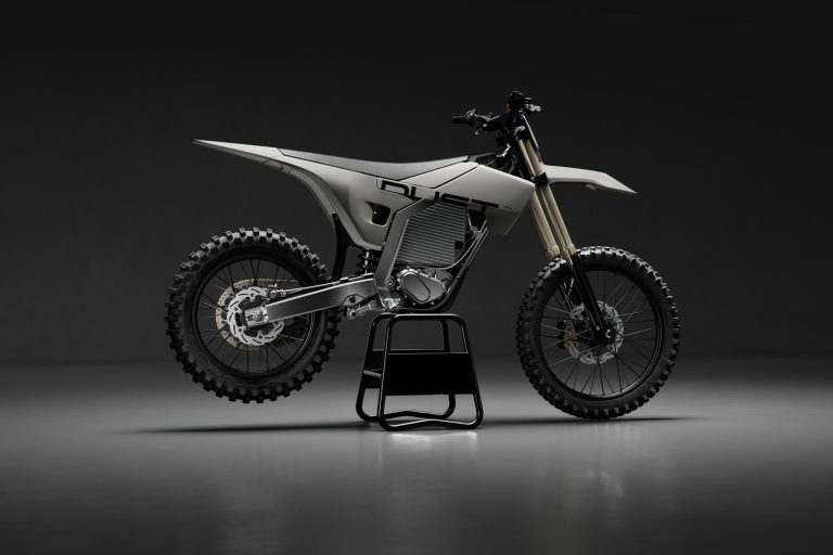 LiveWire kauft Dust Moto: Harley-Davidsons E-Marke greift nach dem boomenden Dirtbike-Segment Dust Moto Elektro-Dirtbike – Seitenansicht im Studio auf Montageständer, hellgraue Verkleidung mit Dust-Schriftzug, USD-Gabel, Elektromotor mit Kühlrippen, Stollenreifen und Scheibenbremsen