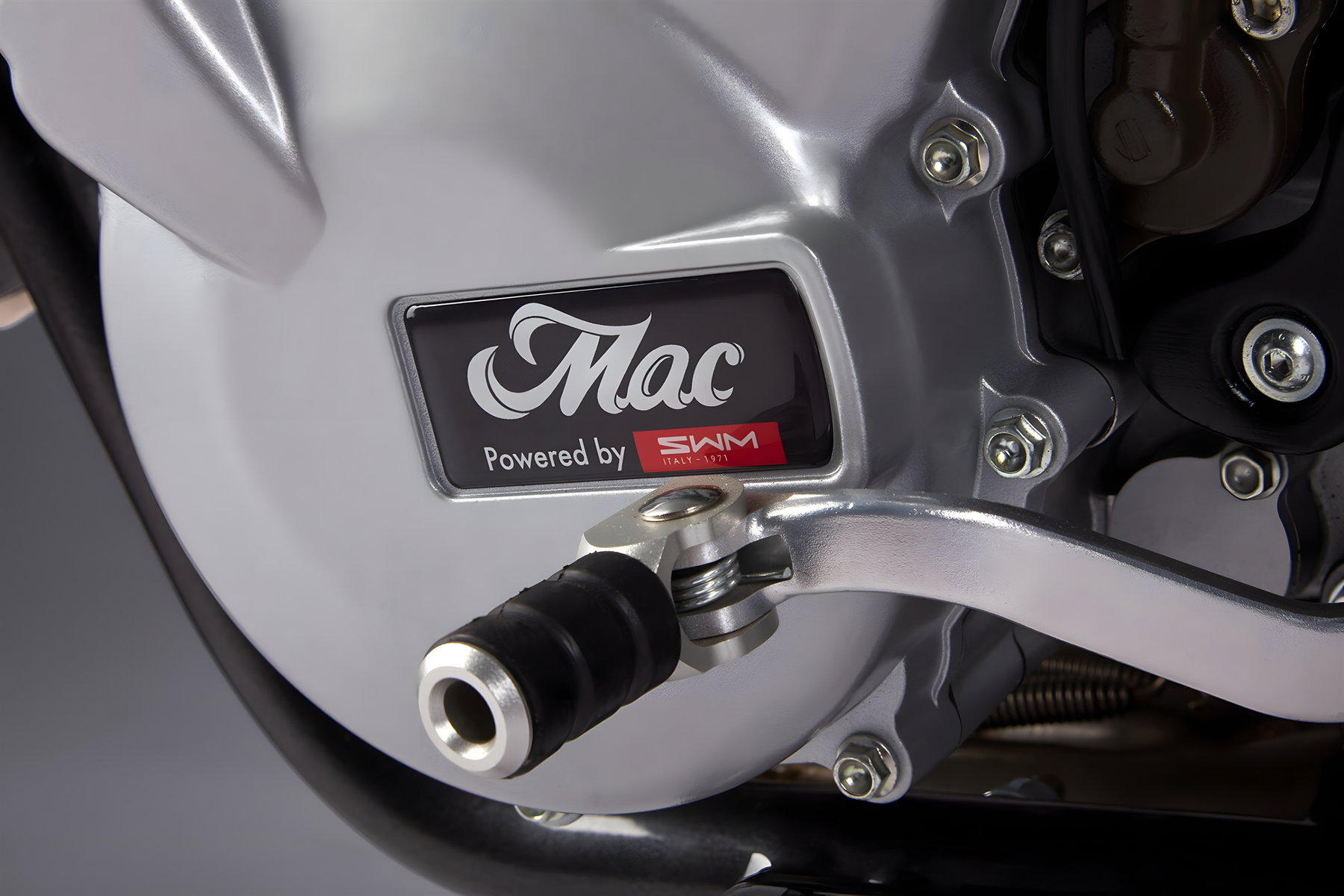 Mac Motorcycles Rex und Ruby: Britische Einzylinder-Manufaktur startet nach über zehn Jahren Entwicklung 3 Mac Motorcycles 600cc SWM-Einzylindermotor Detailaufnahme