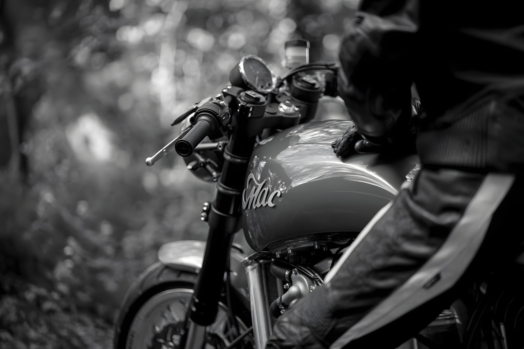 Mac Motorcycles Rex und Ruby: Britische Einzylinder-Manufaktur startet nach über zehn Jahren Entwicklung 4 Mac Motorcycles Rex Ruby 2026 Fahrerperspektive auf Tank und Cockpit