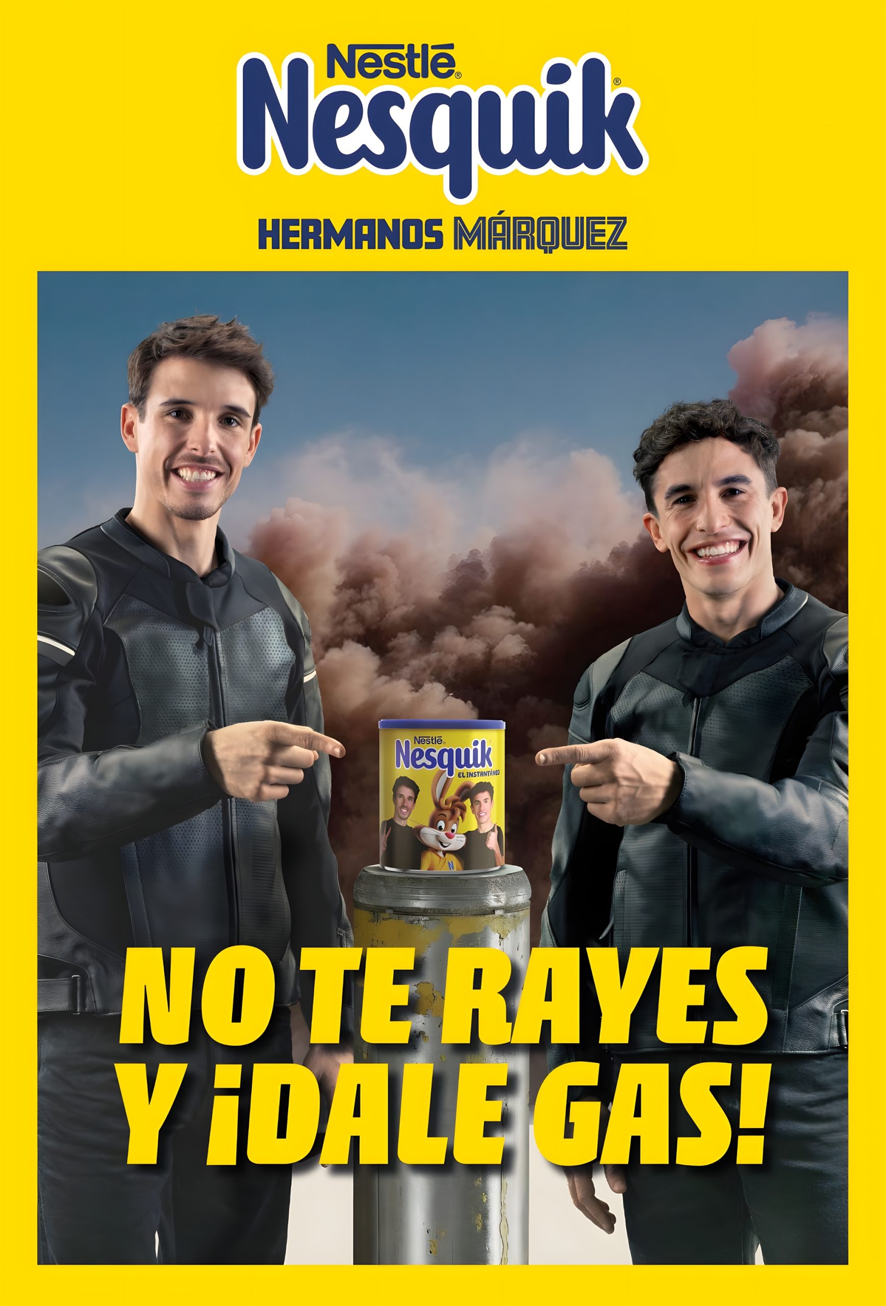 Nesquik-Werbeplakat Hermanos Marquez mit Slogan No te rayes y dale gas, Marc und Alex Marquez in Lederkombis zeigen auf limitierte Dose