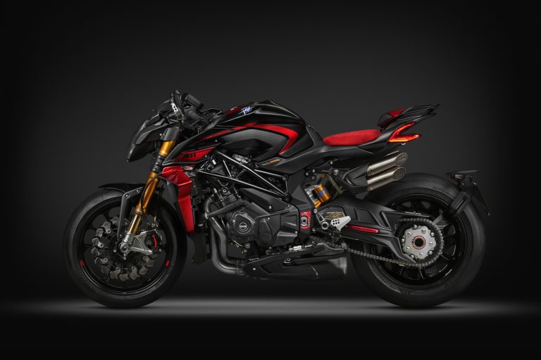 MV Agusta Brutale 1000 ABT 2026 – Seitenansicht links in Nero Carbonio Metallizzato/Rosso Fuoco im Studio, Carbon-Verkleidung, Öhlins-Gabelholme in Gold, Einarmschwinge mit Kettenantrieb, Arrow-Auspuff