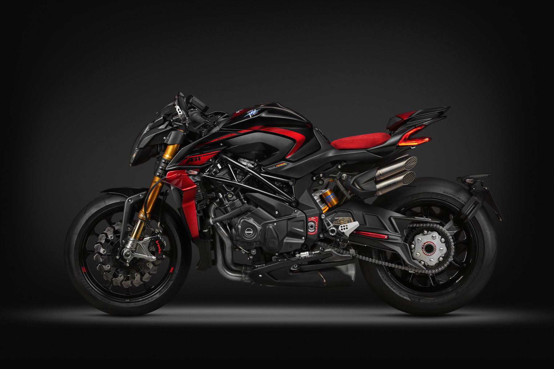 MV Agusta Brutale 1000 ABT 2026 – Seitenansicht links in Nero Carbonio Metallizzato/Rosso Fuoco im Studio, Carbon-Verkleidung, Öhlins-Gabelholme in Gold, Einarmschwinge mit Kettenantrieb, Arrow-Auspuff