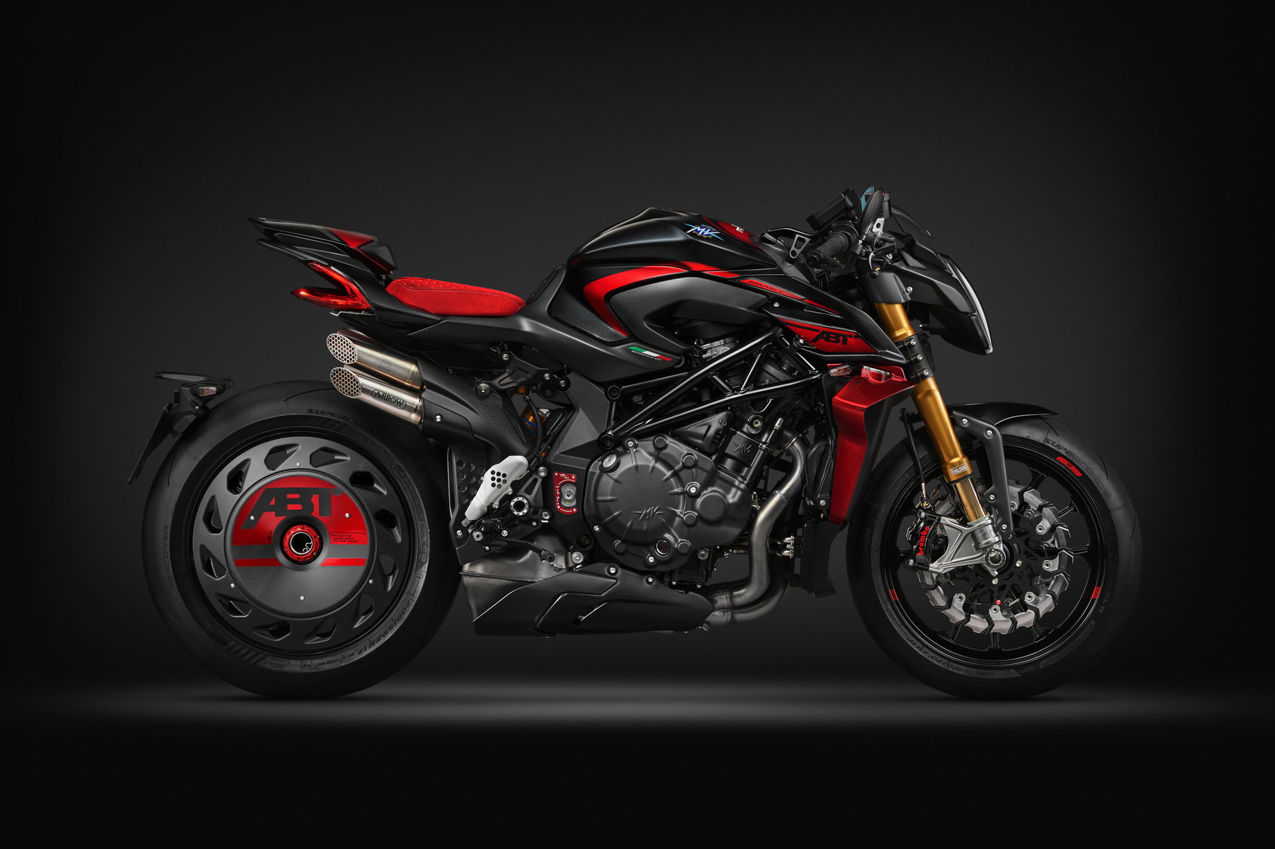 MV Agusta Brutale 1000 ABT 2026 – Seitenansicht rechts in Nero Carbonio Metallizzato/Rosso Fuoco im Studio, ABT-Logo auf Carbon-Radabdeckung, Vierzylinder-Reihenmotor, Brembo-Stylema-Bremssättel