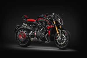 MV Agusta Brutale 1000 ABT 2026 – Dreiviertelansicht vorne rechts in Nero Carbonio Metallizzato/Rosso Fuoco im Studio, Öhlins-USD-Gabel mit TiN-Beschichtung, Doppelscheibenbremse, Carbon-Frontfender