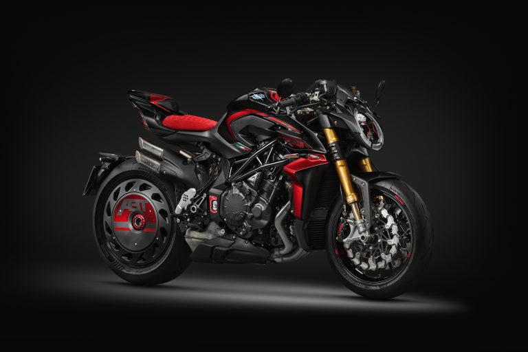 MV Agusta Brutale 1000 ABT 2026 – Dreiviertelansicht vorne rechts in Nero Carbonio Metallizzato/Rosso Fuoco im Studio, Öhlins-USD-Gabel mit TiN-Beschichtung, Doppelscheibenbremse, Carbon-Frontfender