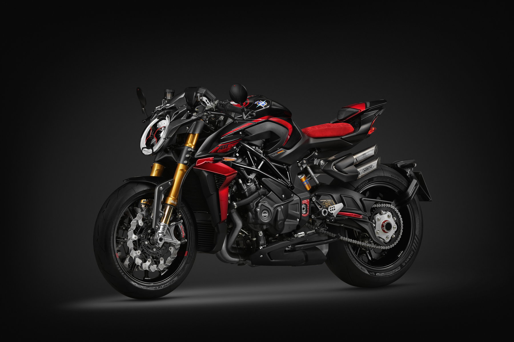 MV Agusta Brutale 1000 ABT 2026 – Dreiviertelansicht vorne links in Nero Carbonio Metallizzato/Rosso Fuoco im Studio, Arrow-Titan-Auspuff, Alcantara-Sitzbank in Rot, CrMo-Gitterrohrrahmen