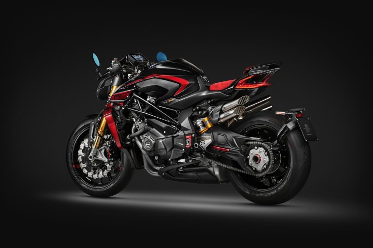 MV Agusta Brutale 1000 ABT 2026 – Dreiviertelansicht hinten links in Nero Carbonio Metallizzato/Rosso Fuoco im Studio, Öhlins-TTX-Federbein, Arrow-Auspuff, Einarmschwinge, Alcantara-Sitzbank