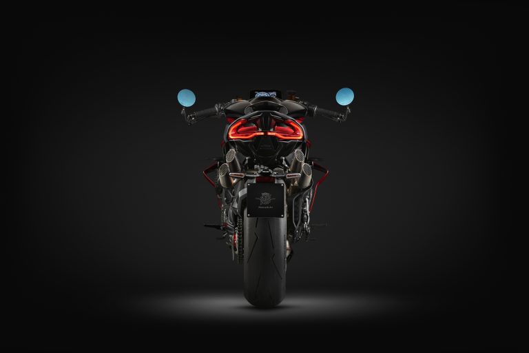 MV Agusta Brutale 1000 ABT 2026 – Heckansicht in Nero Carbonio Metallizzato/Rosso Fuoco im Studio, LED-Rücklicht, Arrow-Auspuffendstücke, 200er-Hinterreifen, Kennzeichenhalter mit MV-Logo