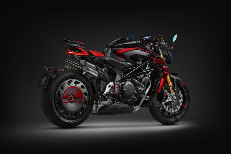 MV Agusta Brutale 1000 ABT 2026 – Dreiviertelansicht hinten rechts in Nero Carbonio Metallizzato/Rosso Fuoco im Studio, ABT-Carbon-Radabdeckung mit rotem Logo, TFT-Display, Einarmschwinge