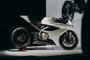 Norton Manx R 2026 – Seitenansicht rechts in Silber im Studio mit dunklem Hintergrund